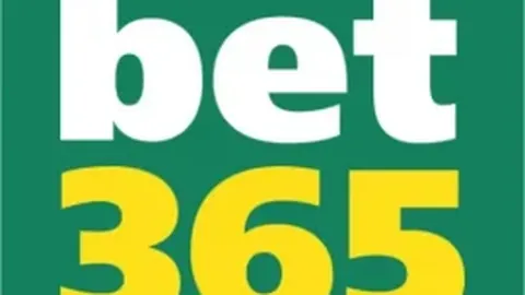 “十四冬盛启：白晶莹执旗展荣光，刻印心间永恒记忆”